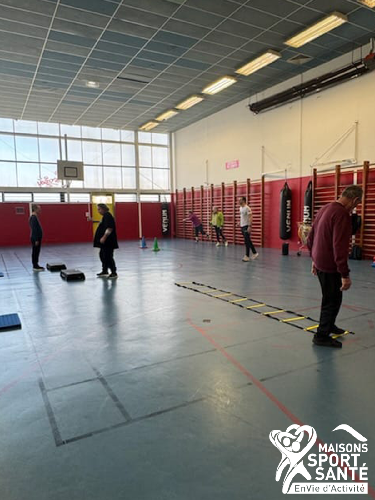 Un groupe d'adhérents de la MSS qui s'essaye au handfit à LRSY