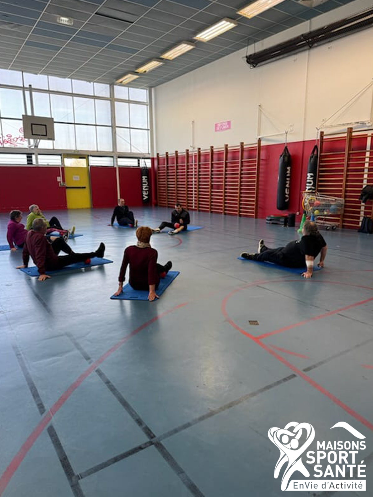 Un groupe d'adhérents de la MSS qui s'essaye au handfit à LRSY