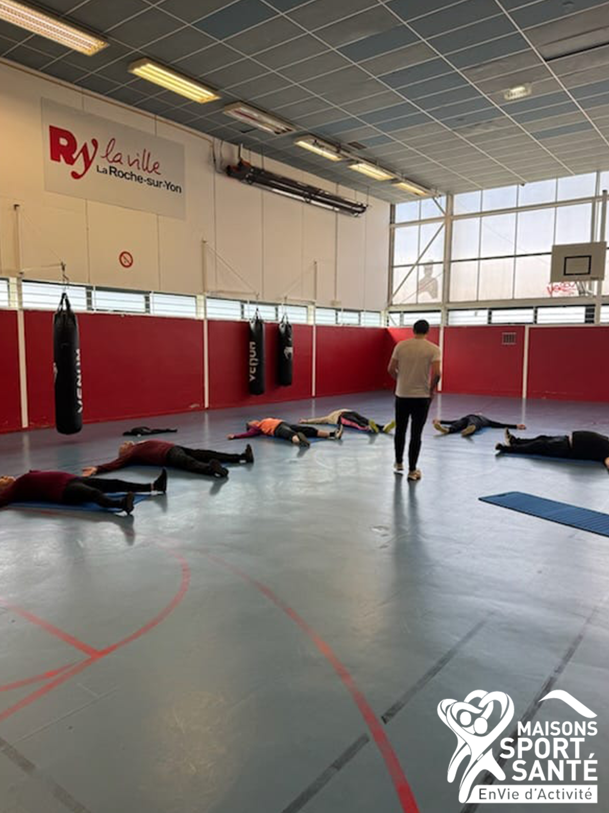 Un groupe d'adhérents de la MSS qui s'essaye au handfit à LRSY