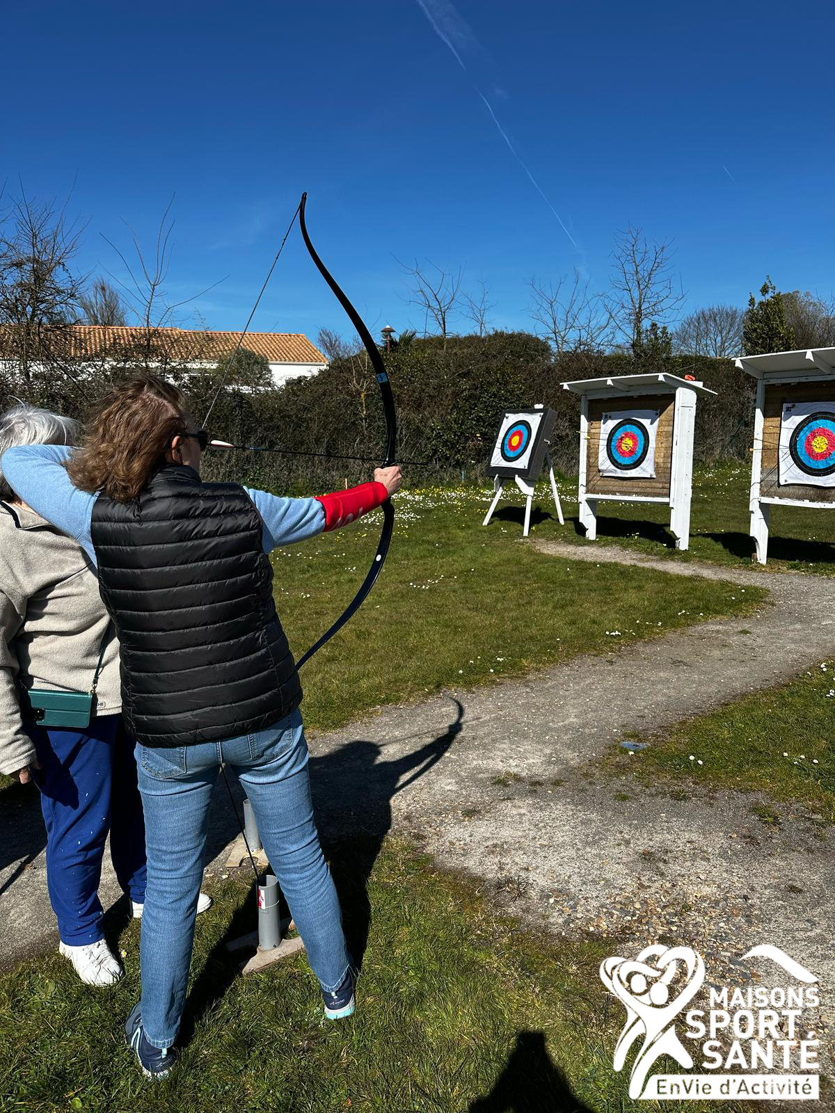 Un groupe d'adhérents de la MSS qui s'essaye au tir à l'arc aux sables
