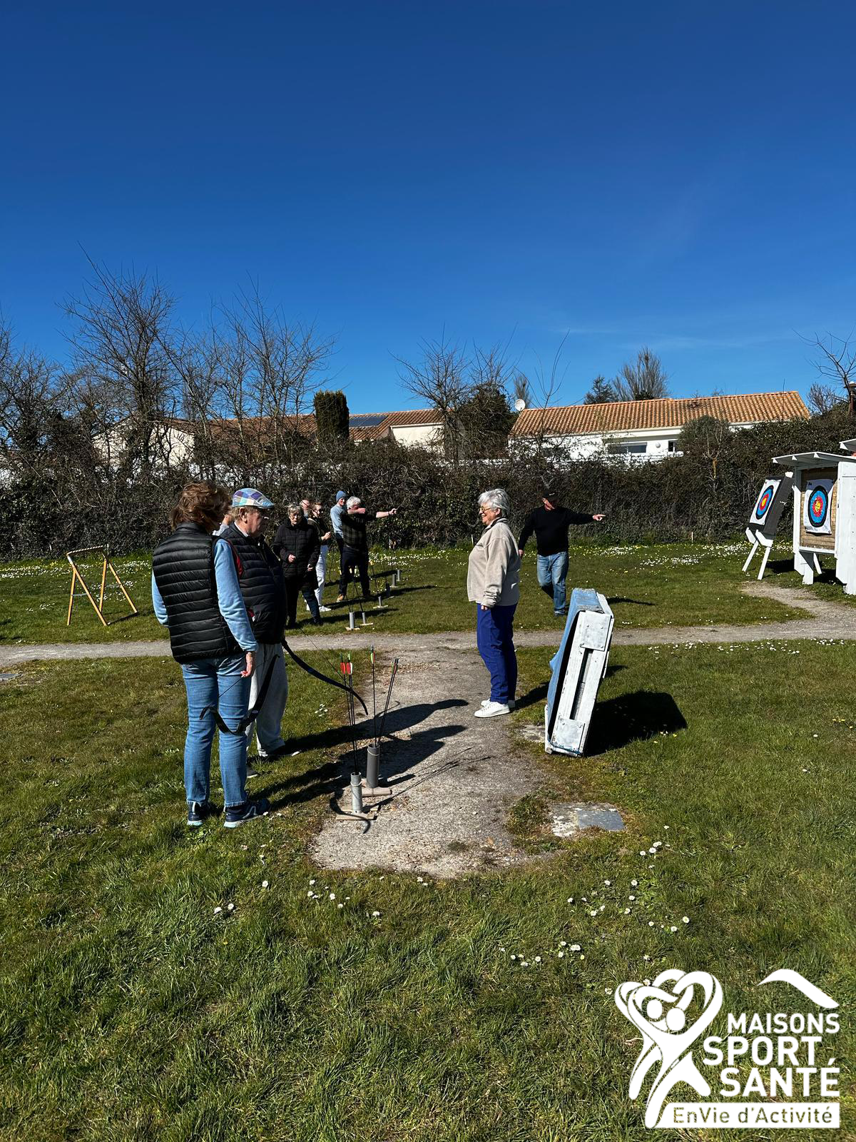 Un groupe d'adhérents de la MSS qui s'essaye au tir à l'arc aux sables