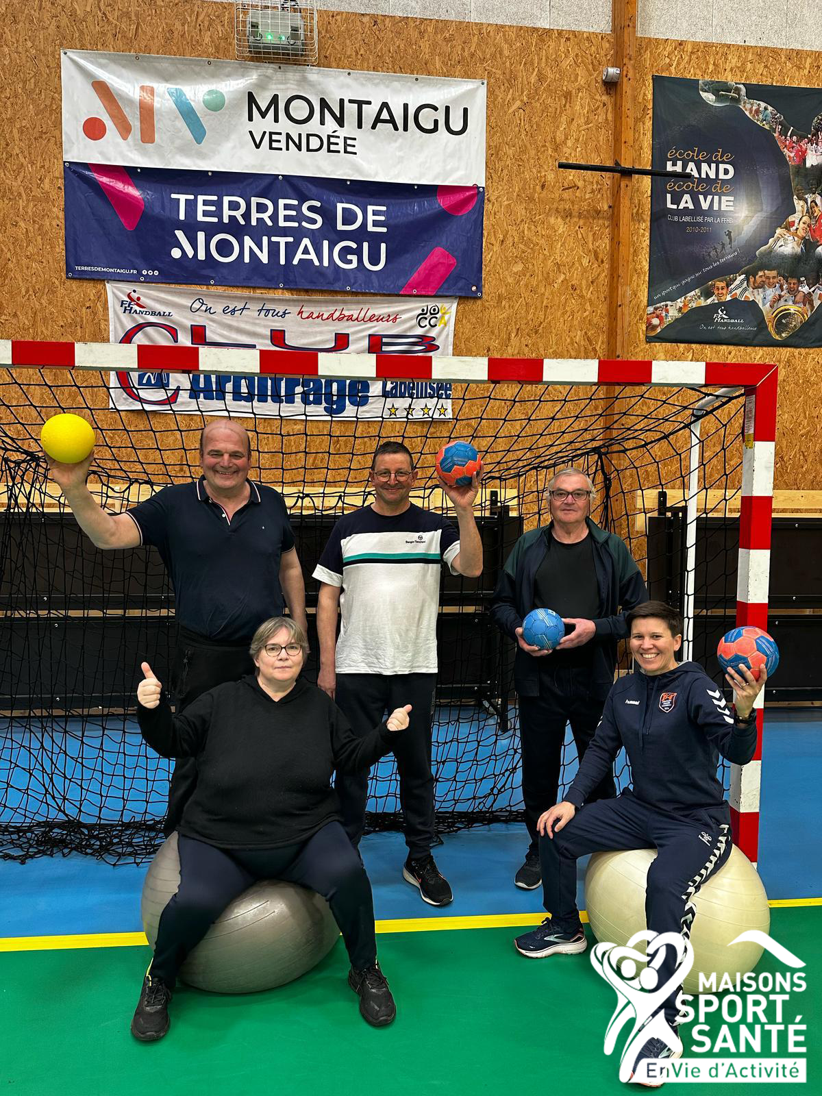 Un groupe d'adhérents de la MSS qui s'essaye au handfit à Montaigu
