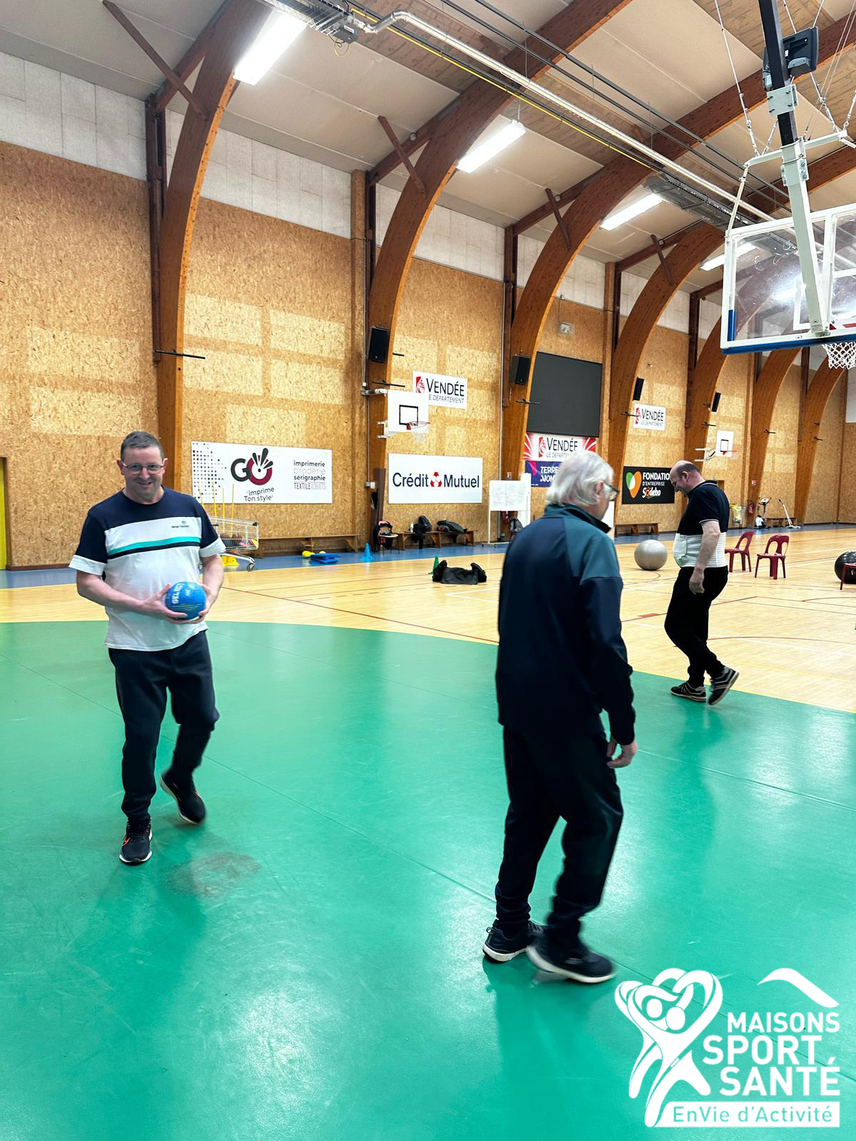 Un groupe d'adhérents de la MSS qui s'essaye au handfit à Montaigu