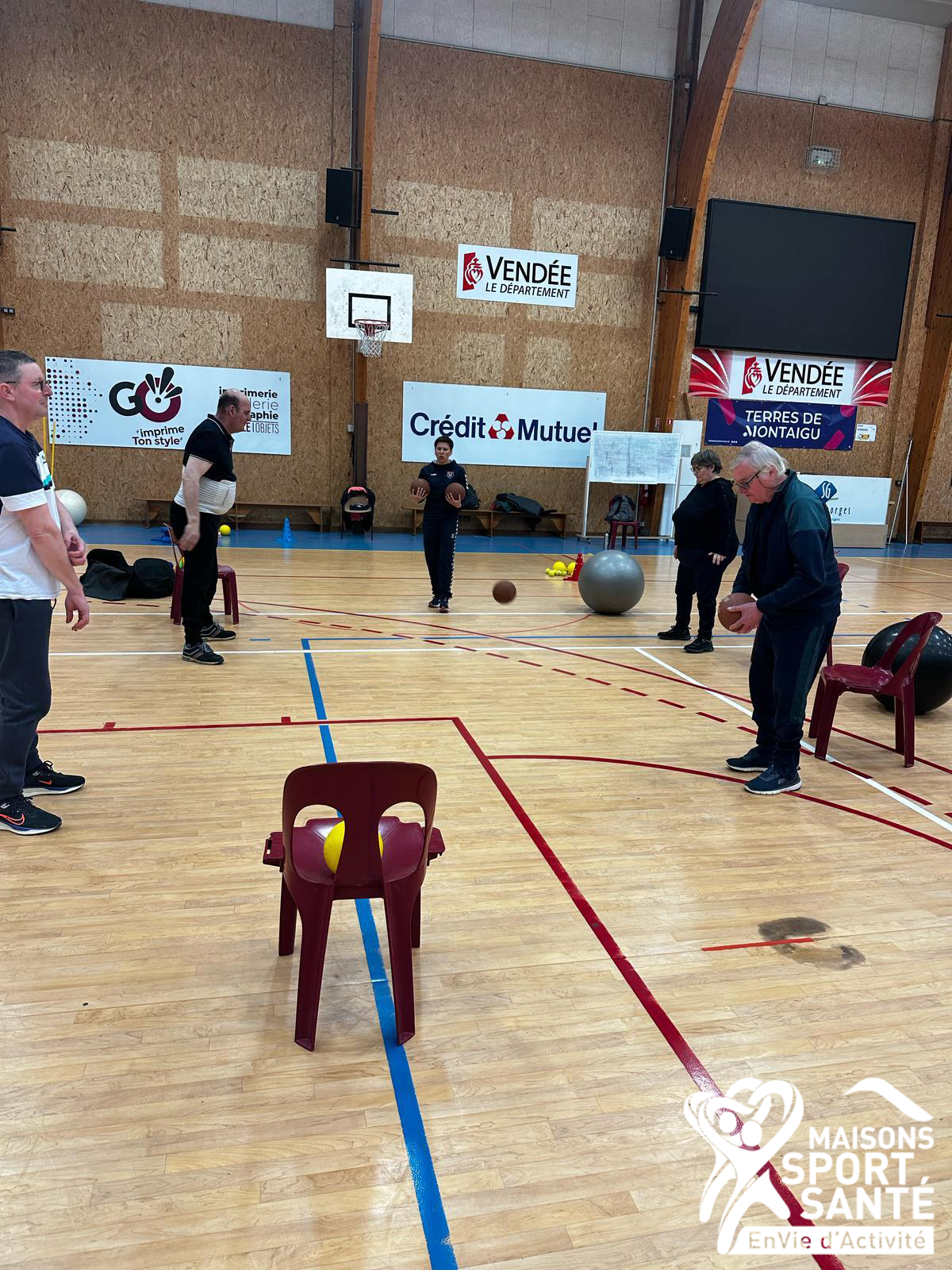 Un groupe d'adhérents de la MSS qui s'essaye au handfit à Montaigu